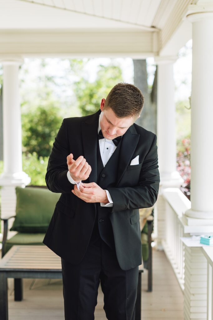 Elegant and Timeless Black and White wedding at The Barn at Pheasant Trail Ranch | Colleen + Trent