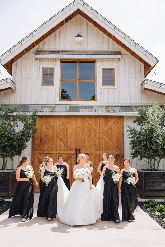 Elegant and Timeless Black and White wedding at The Barn at Pheasant Trail Ranch | Colleen + Trent