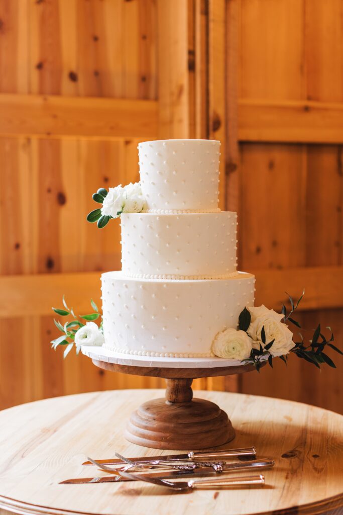 Elegant and Timeless Black and White wedding at The Barn at Pheasant Trail Ranch | Colleen + Trent